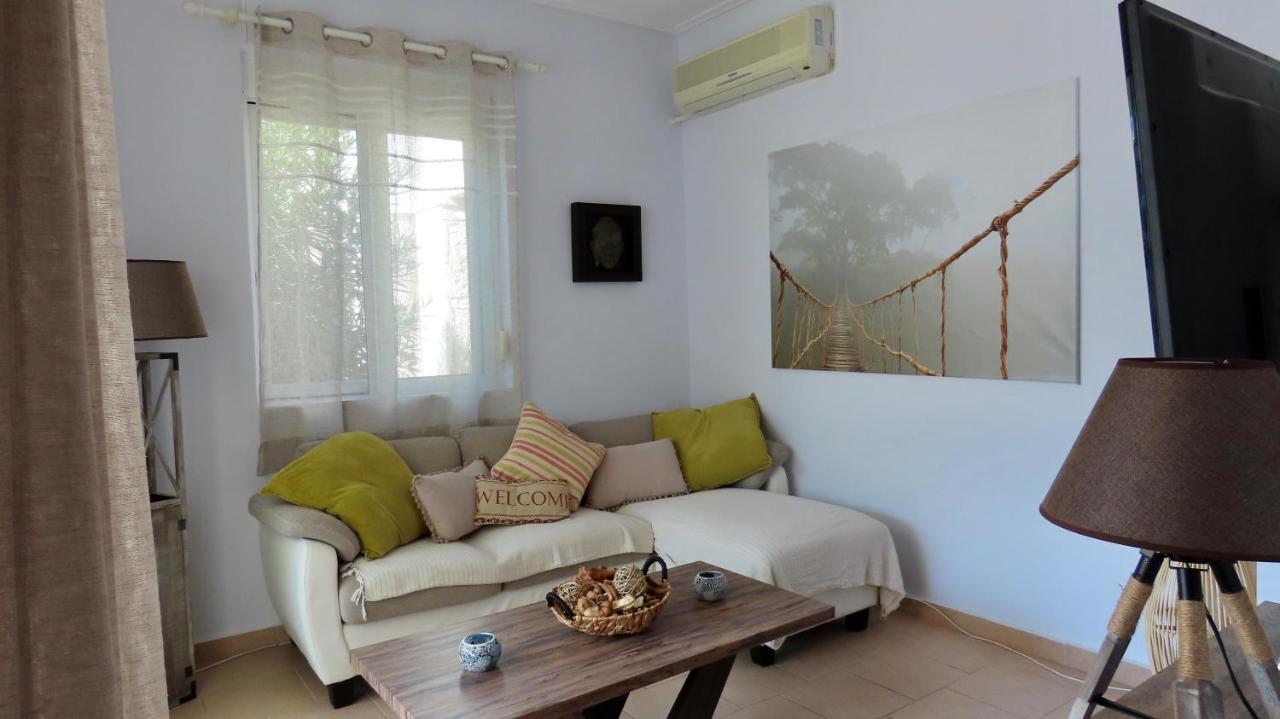 Phoebes Place At Kalamaki Court, 2 Bedroom Villa With A Shared Pool Buitenkant foto