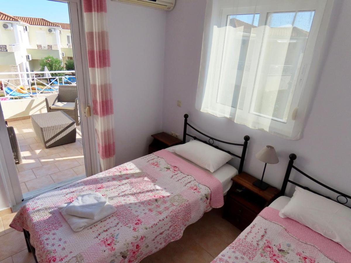 Phoebes Place At Kalamaki Court, 2 Bedroom Villa With A Shared Pool Buitenkant foto