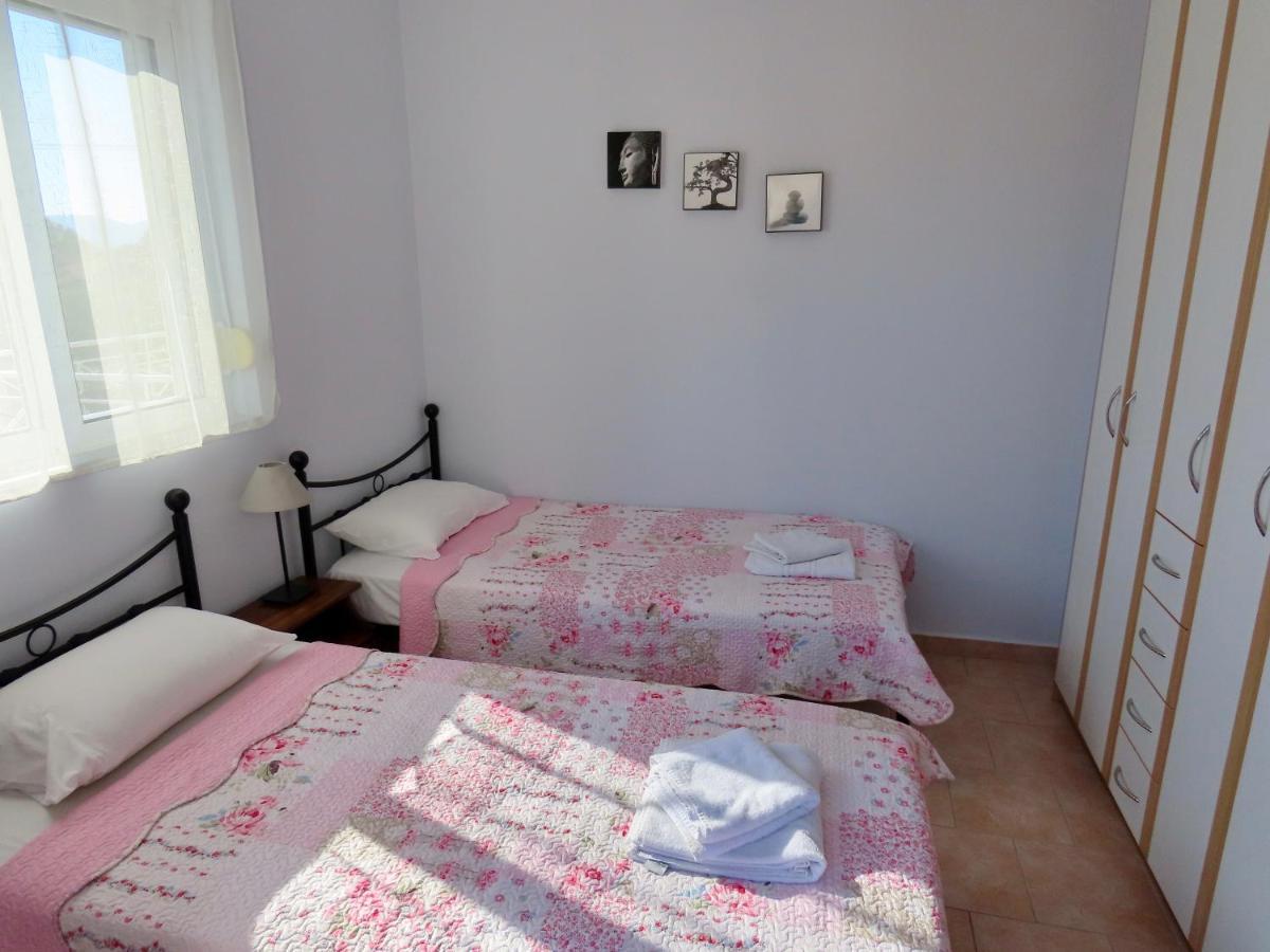 Phoebes Place At Kalamaki Court, 2 Bedroom Villa With A Shared Pool Buitenkant foto