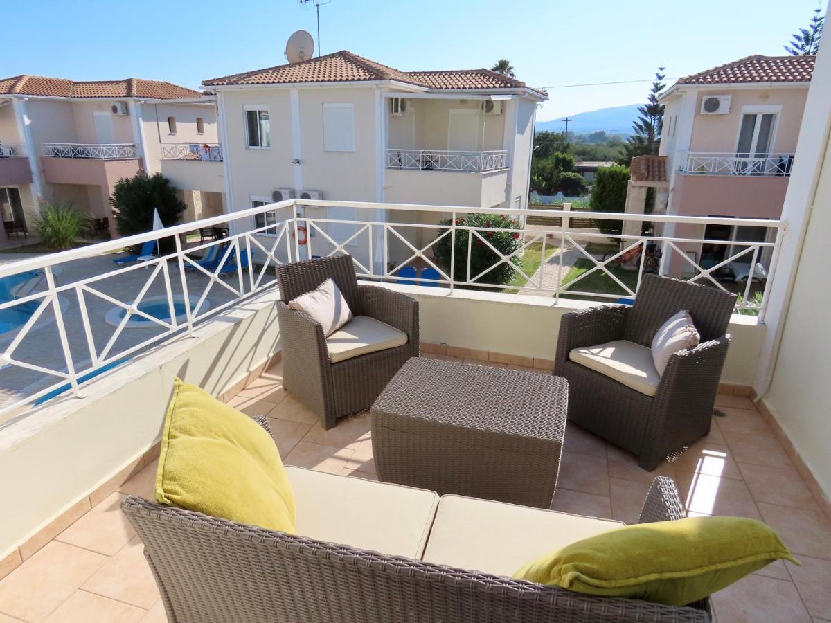 Phoebes Place At Kalamaki Court, 2 Bedroom Villa With A Shared Pool Buitenkant foto