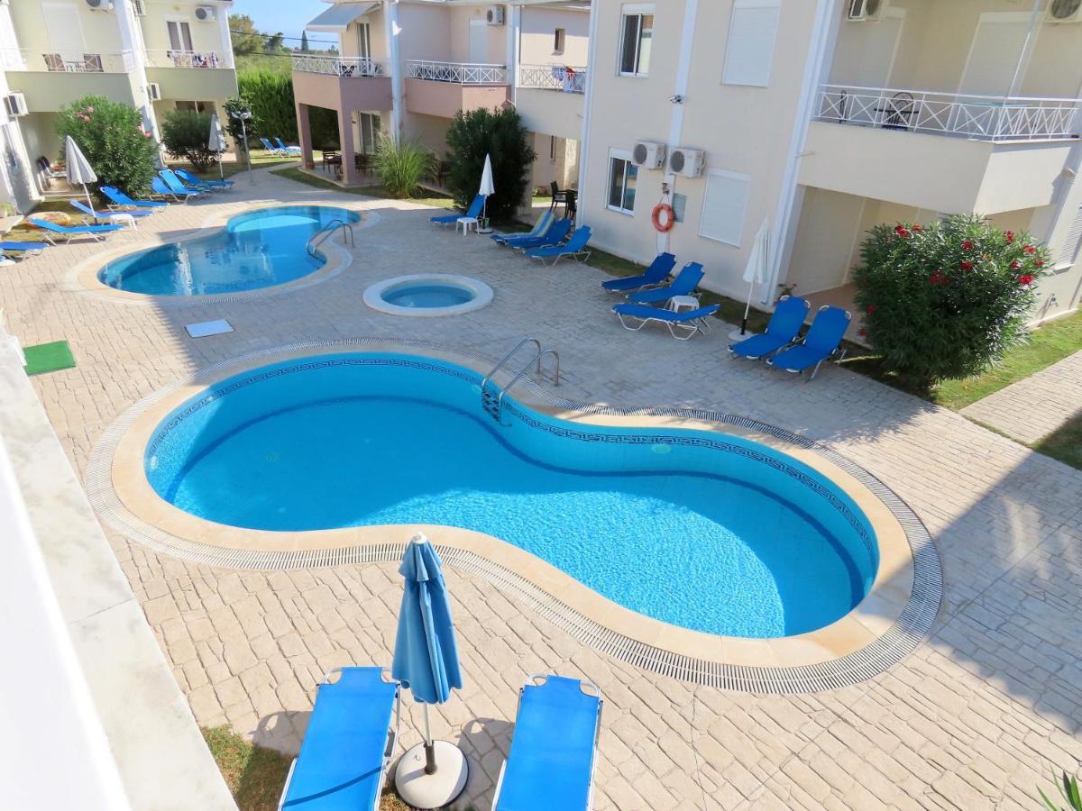 Phoebes Place At Kalamaki Court, 2 Bedroom Villa With A Shared Pool Buitenkant foto
