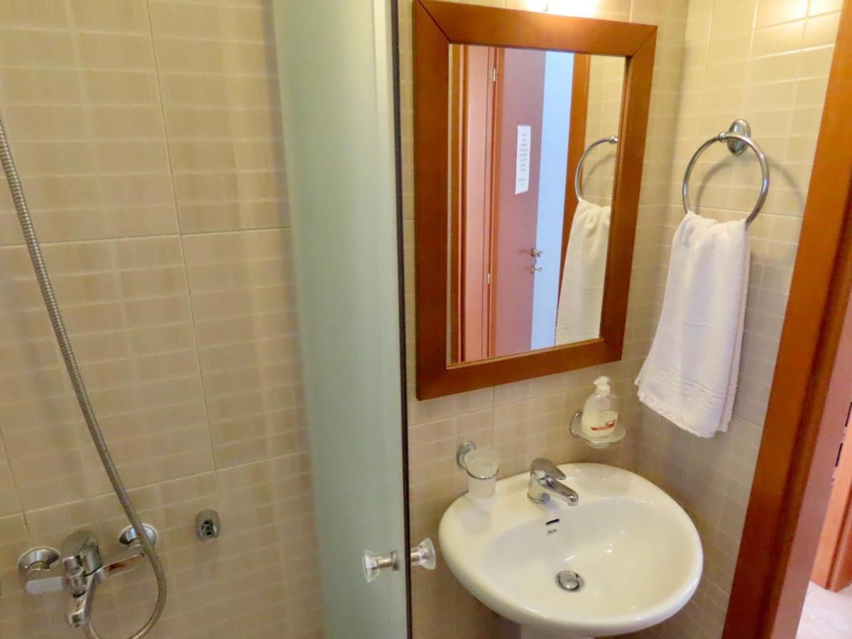Phoebes Place At Kalamaki Court, 2 Bedroom Villa With A Shared Pool Buitenkant foto