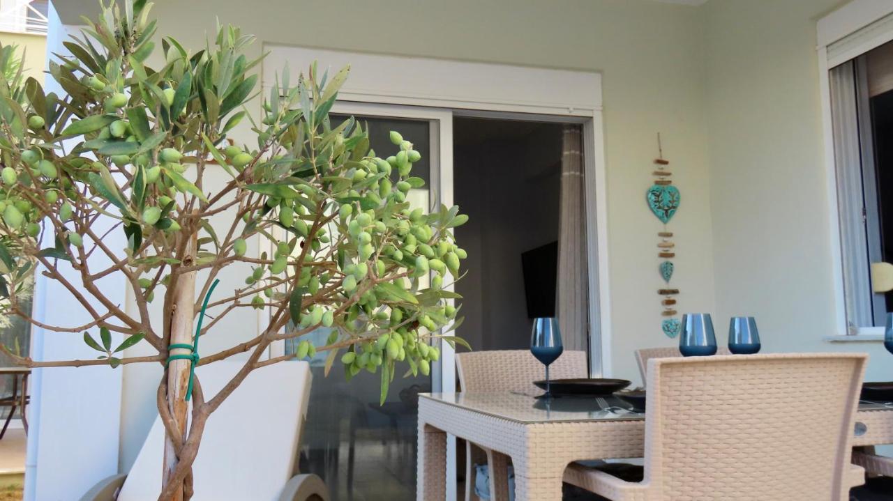 Phoebes Place At Kalamaki Court, 2 Bedroom Villa With A Shared Pool Buitenkant foto